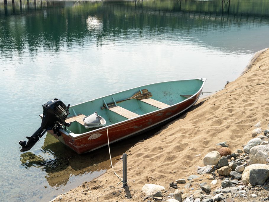 Boot am Strand in Carcross