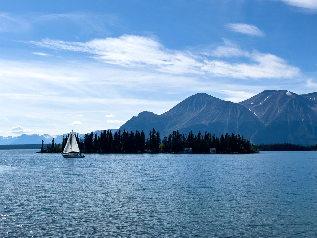 Segelschiff auf dem Lake Atlin