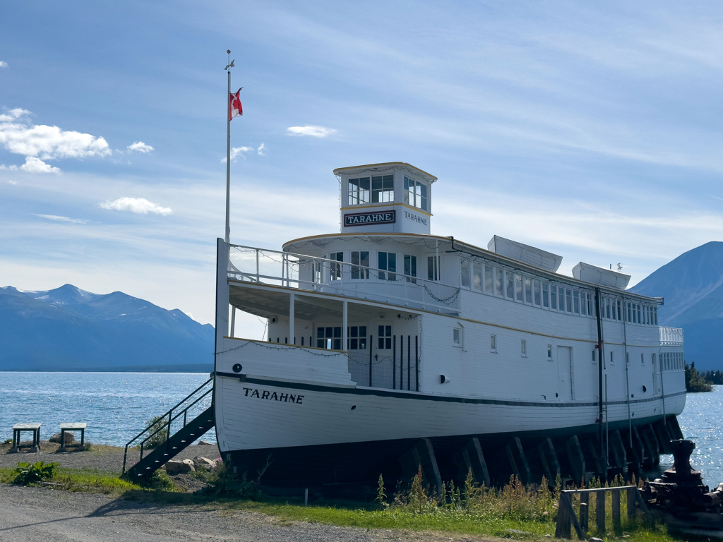 Die "Tarahne" auf dem Trockendock in Atlin