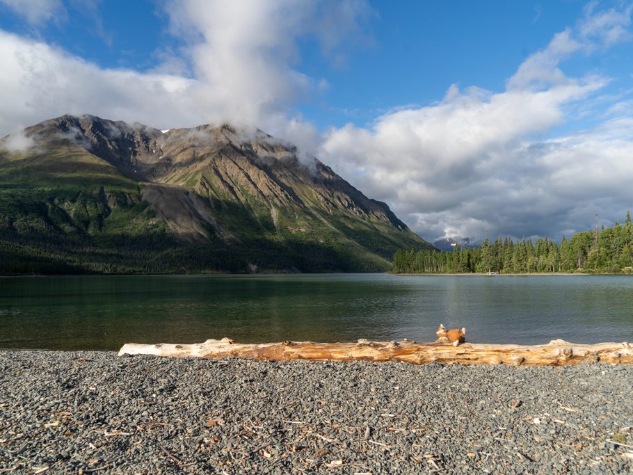 Chillen in der Sonne am Kathleen Lake mit King's Throne Peak im Hintergrund