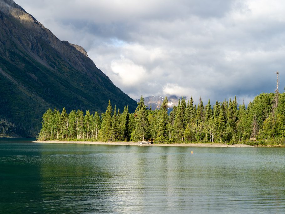 Martin macht einen Schwumm im eiskalten Kathleen Lake