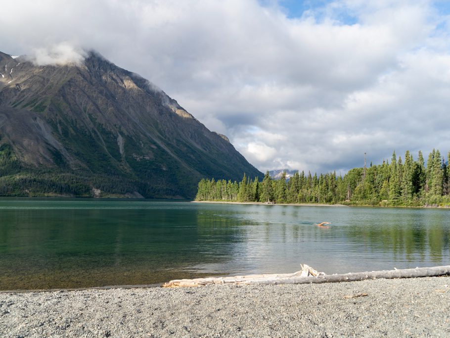 Martin macht einen Schwumm im eiskalten Kathleen Lake