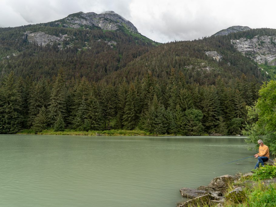 Einer der vielen Lachs-Angler am Chilkoot Lake