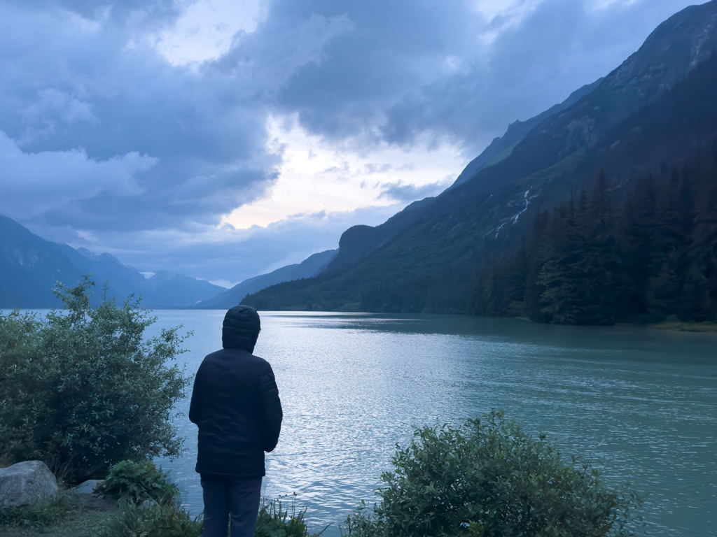 Ma geniesst die Abendstimmung am Chilkoot Lake