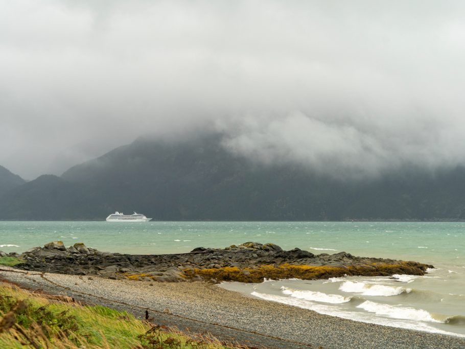 Die Fähre von Skagway fährt vorbei