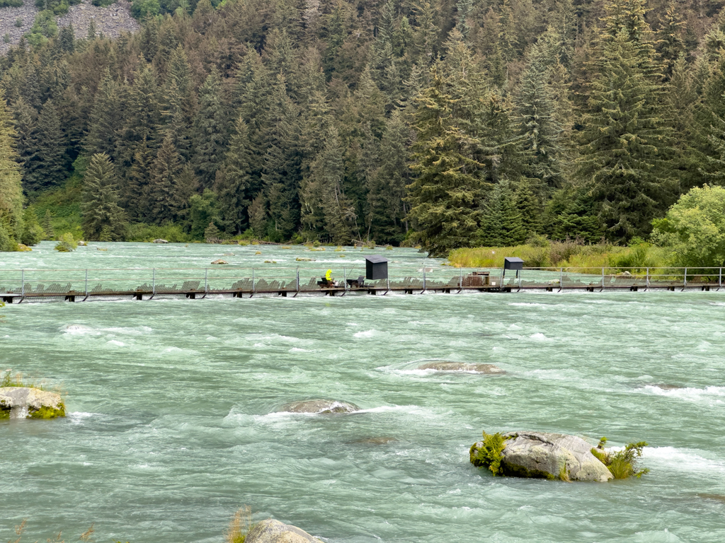 Wehr am Chilkoot River, mit menschlicher Zählstation der Lachse, die hier hochsteigen