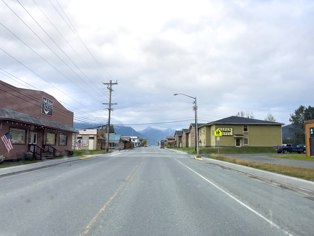 regnerischer Sonntagnachmittag auf der Main Street in Haines