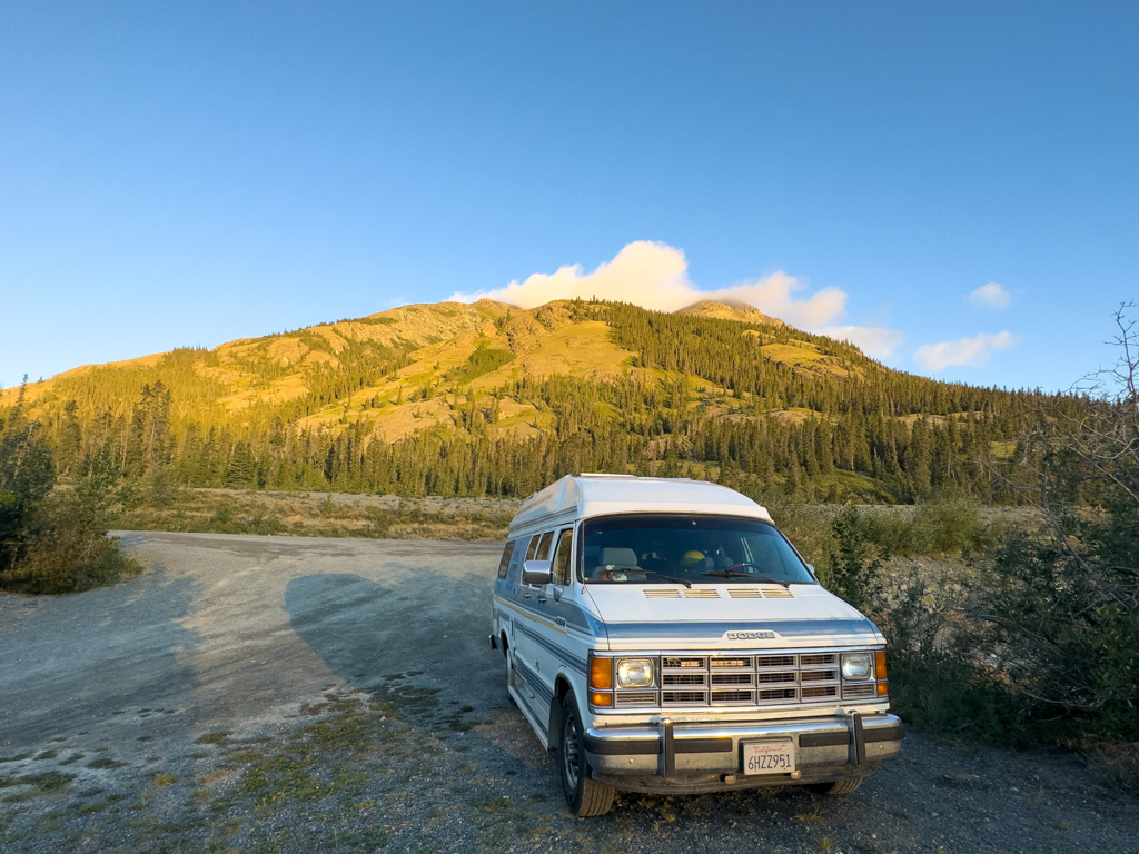 Martha im Morgenlicht auf dem "wilden" Zeltplatz beim Bootssteg am Kluane Lake