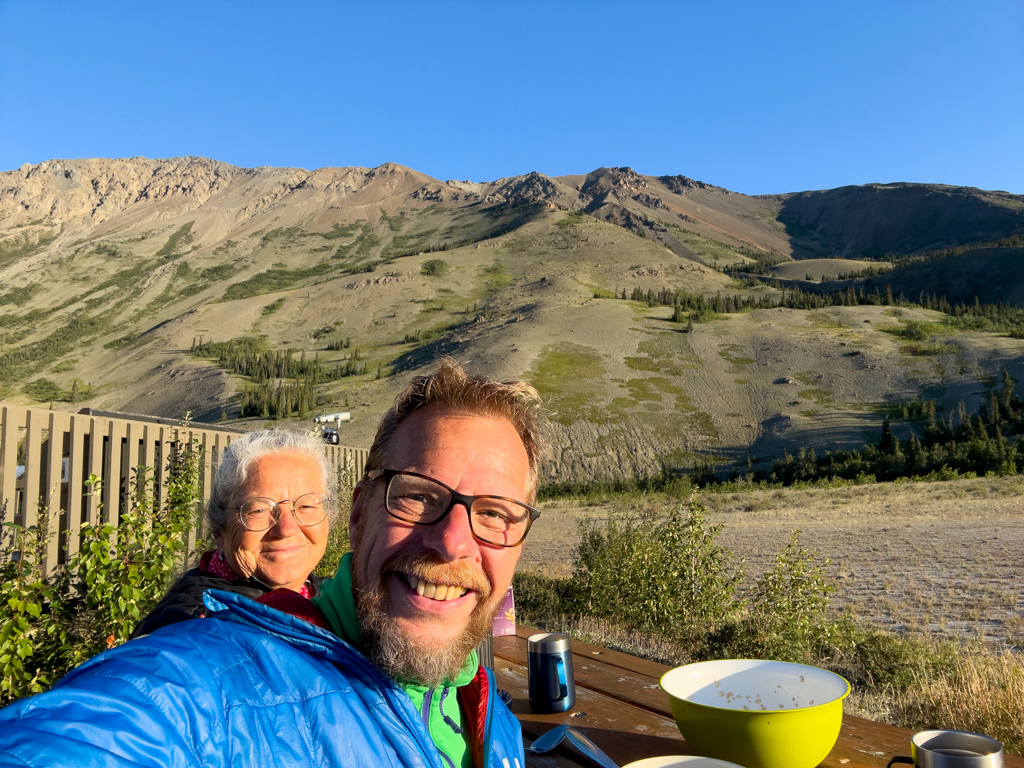 Frühstück beim Thechàl Dhâl Visitor Centre mit Sicht auf die Berge, wo sich Dall Sheep tummeln