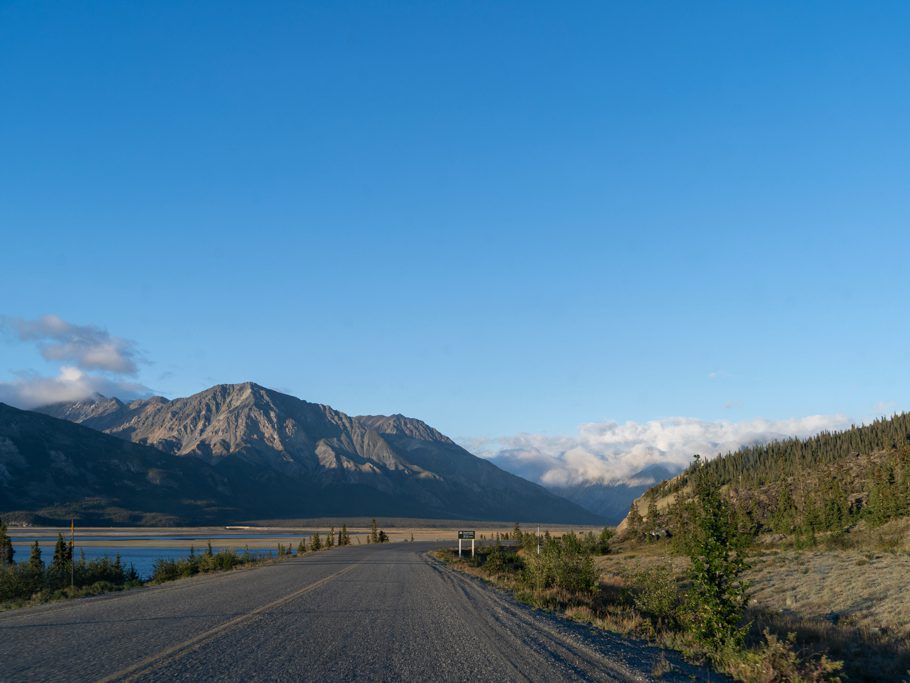 Morgenstimmung auf dem Weg zum Thechàl Dhâl Visitor Center am Kluane Lake