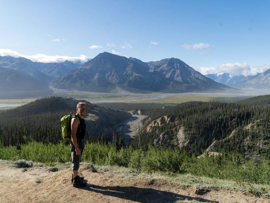 Jo auf dem Sheep Creek Trail beim ersten View Point ins grosse, breite Tal