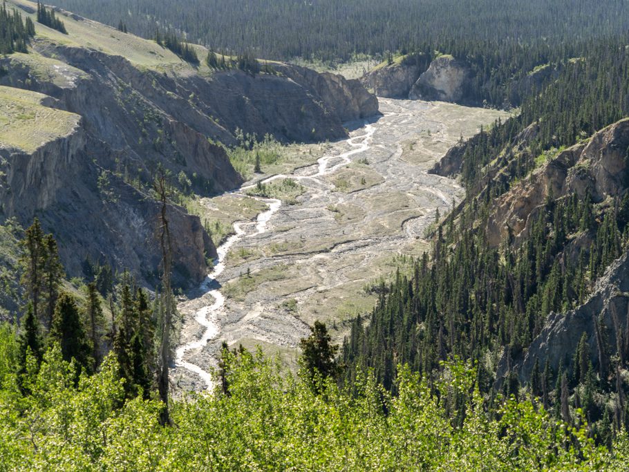 Aussicht von der Wanderung auf dem Sheep Creek Trail auf ein Seitenflusstal