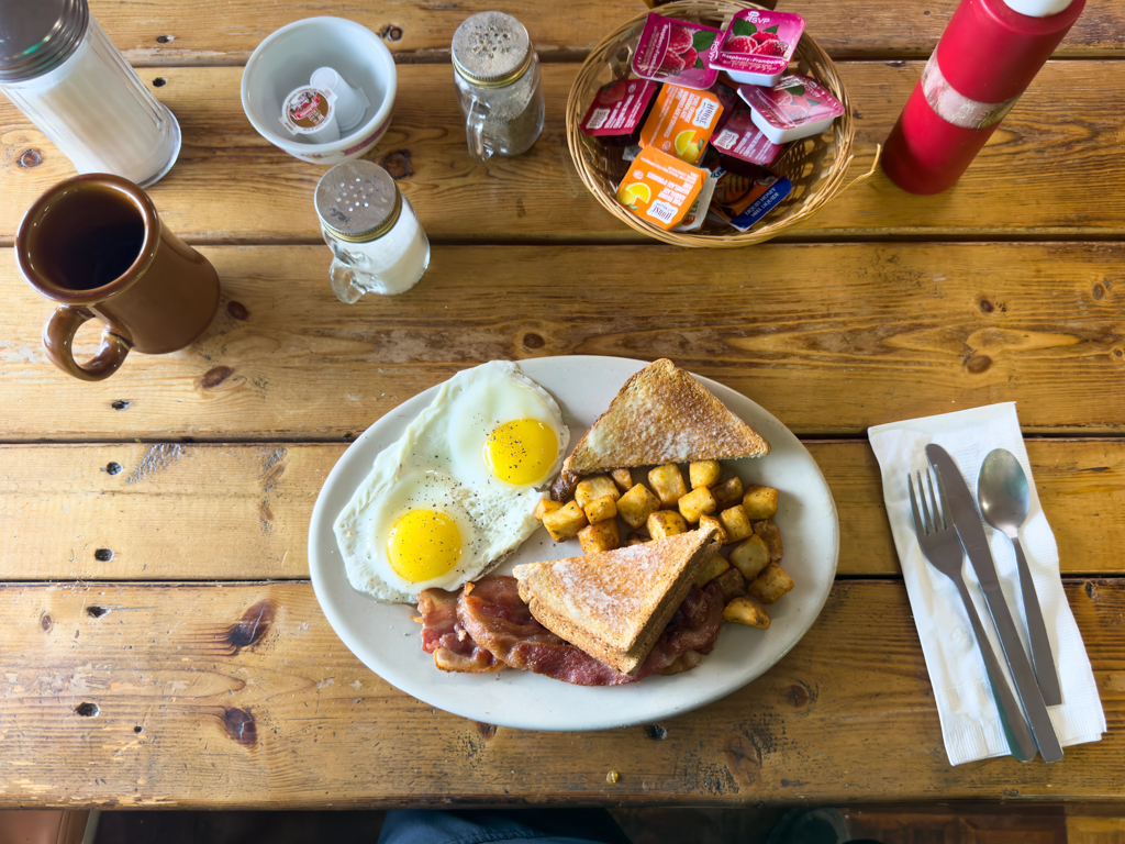 Frühstück in Beaver Creek: Eggs, sunny side up, with bacon, hash browns and french toast