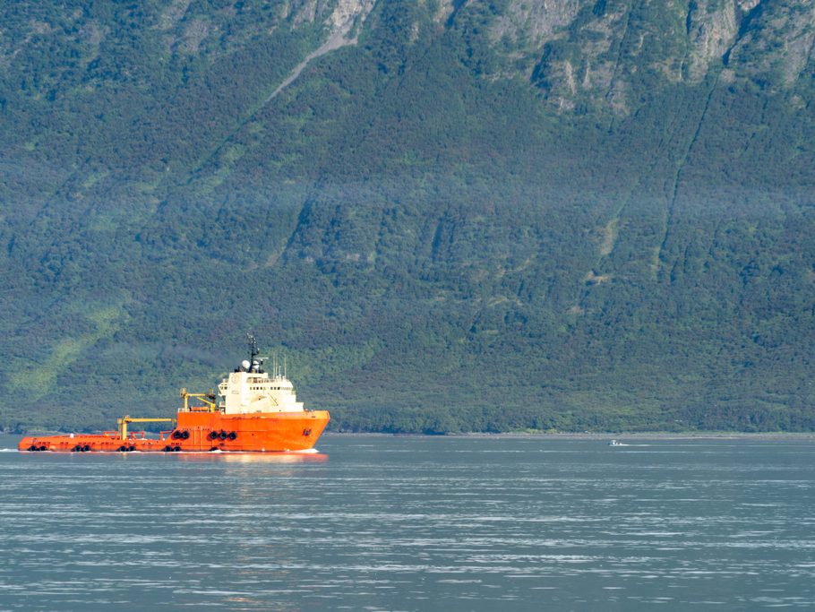 Schiff fährt in den Hafen von Valdez