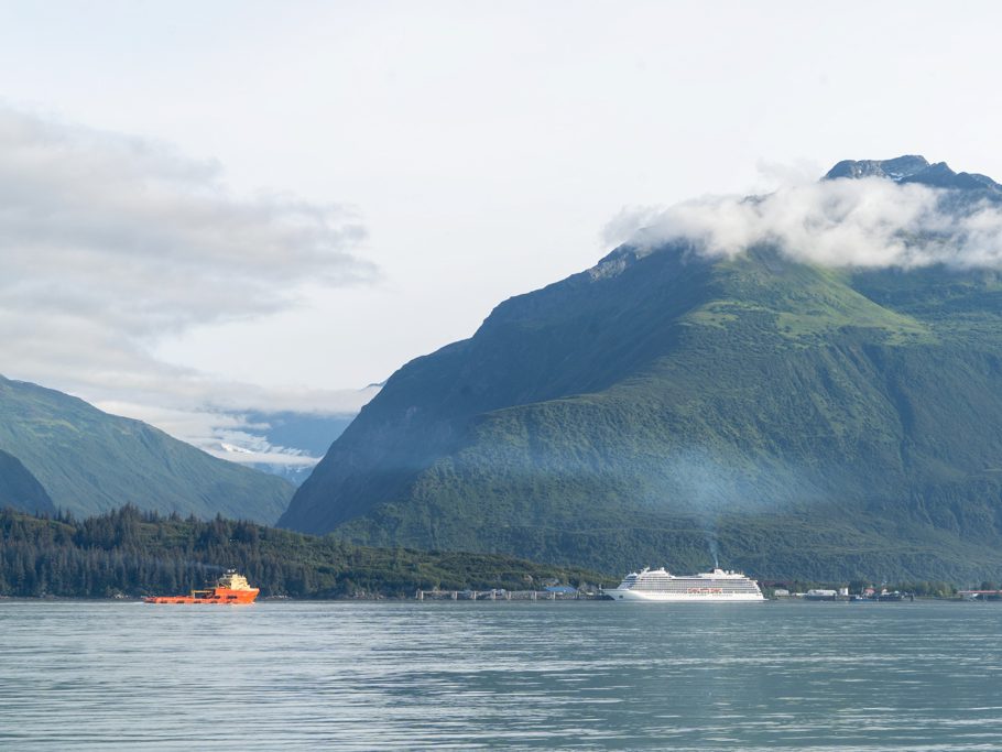 Das Kreuzfahrtschiff "verpestet" die klare Luft in Valdez