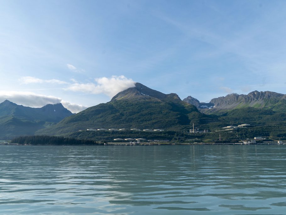 Ölraffinerie gegenüber von Valdez; Ende der Alaska-Pipeline - hier wird das Öl auf Schiffe verladen