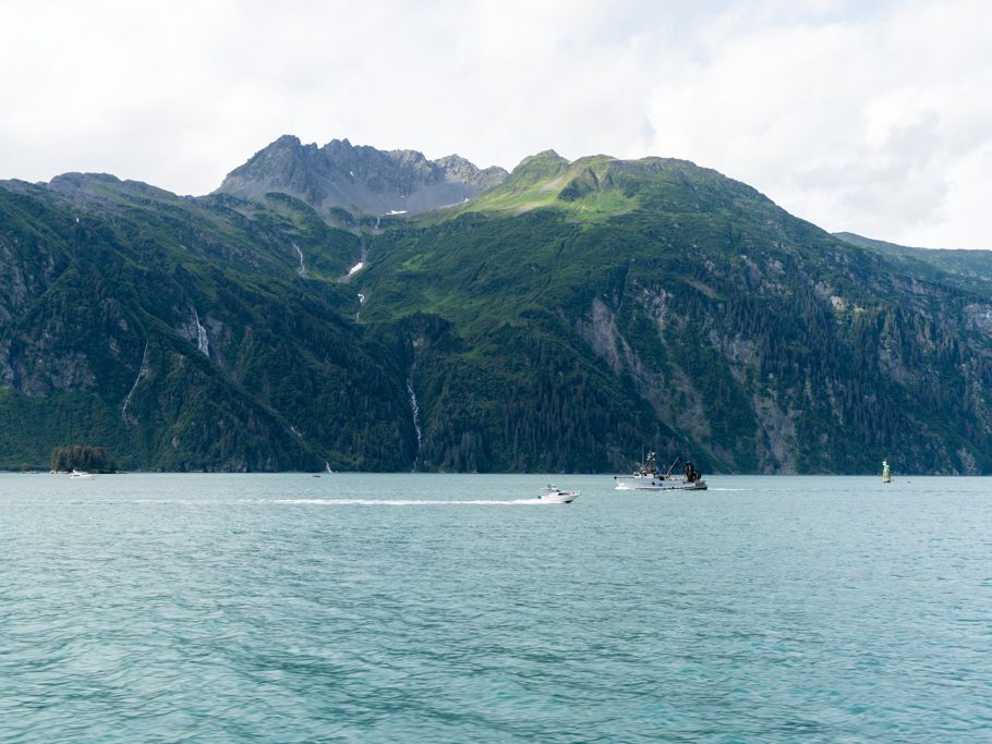 Schiffsverkehr im Meeresarm nach Valdez