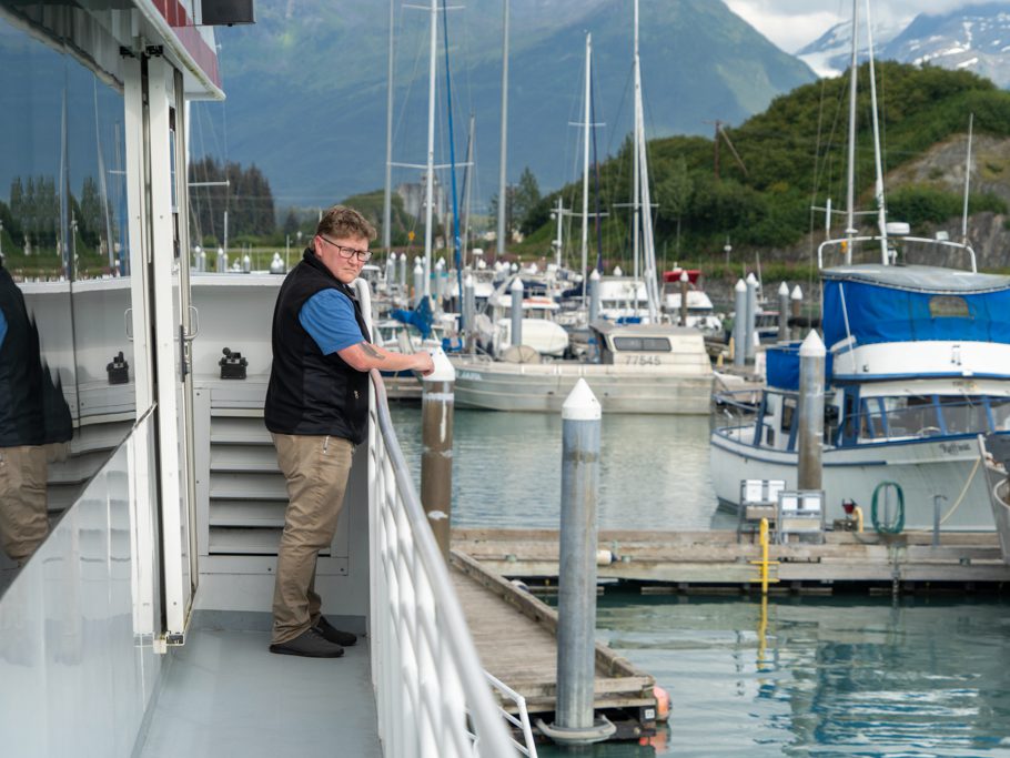 Captain Amanda überwacht das Anlegen der Valdez Spirit