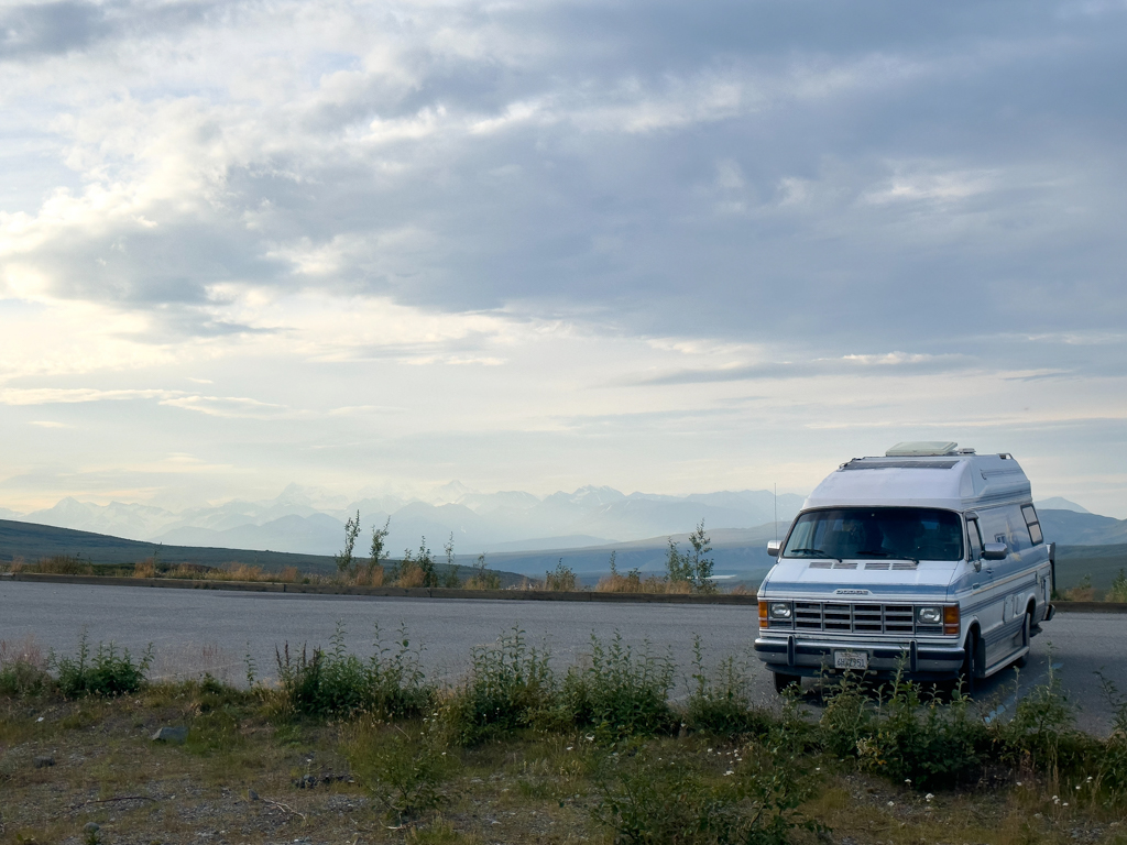 Auf unserem Übernachtungs Parkplatz auf dem Denali HW mit Bergpanorama