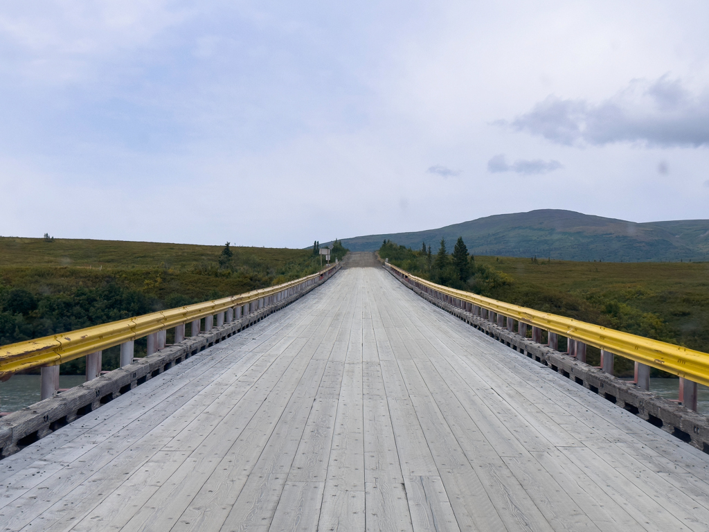 Holzbrücke über den Susitna River auf dem Denali HW