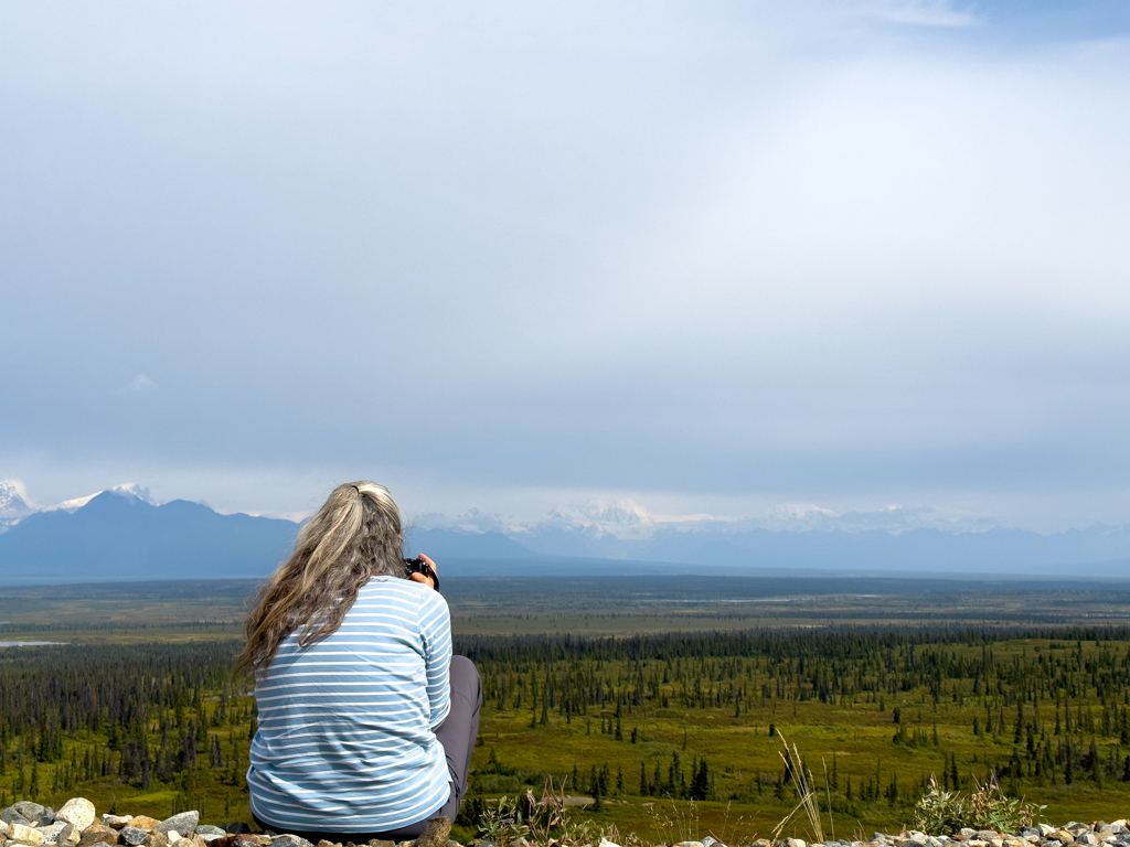 Ma fotografiert das Panorama vom Denali HW aus in die Landschaft