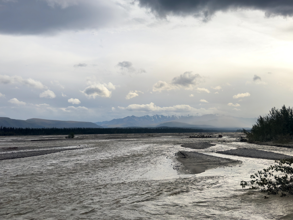 Ein Sturm kündigt sich an über dem Tanana River