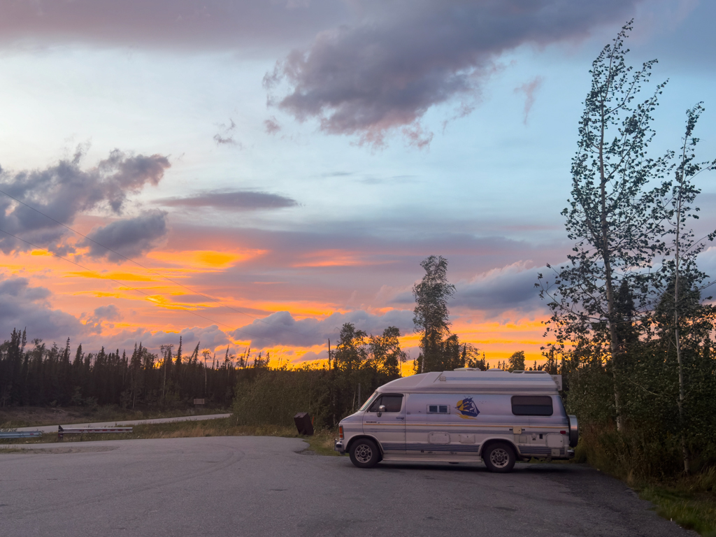 Martha im Abendrot auf der Rest Area zwischen Fairbanks und Tok