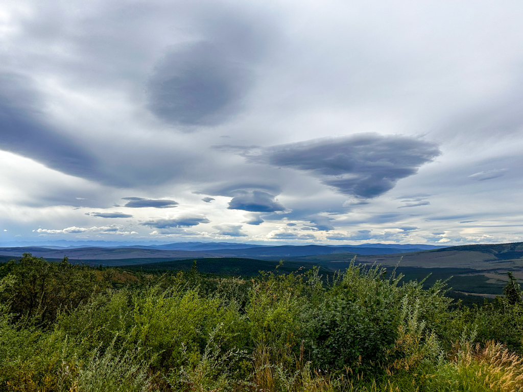 Föhnwolken während der Fahrt auf dem Taylor Highway nach Chicken, Alaska