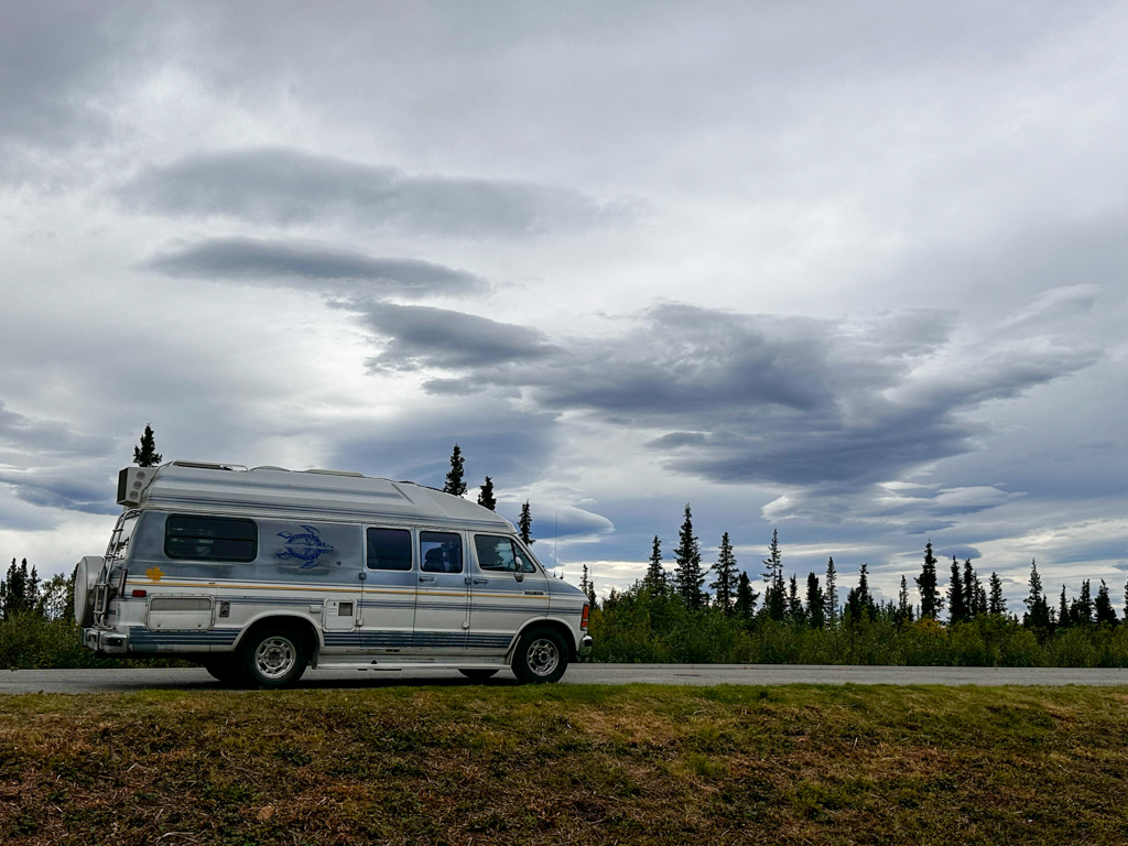 Föhnwolken während der Fahrt auf dem Taylor Highway nach Chicken, Alaska