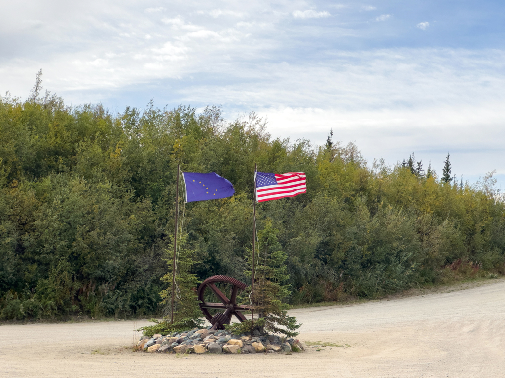 Alaska- und USA-Flaggen beim Eingang zum Campground in Chicken