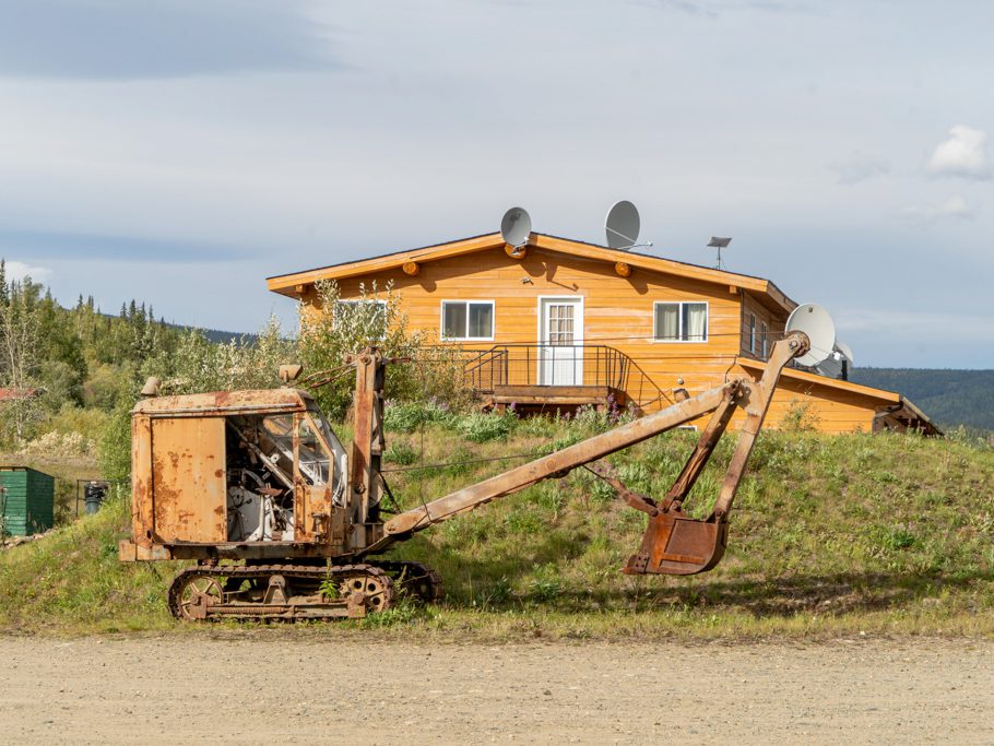 Alte Goldgräbermaschine und neues Campground-Haus mit Motelzimmern