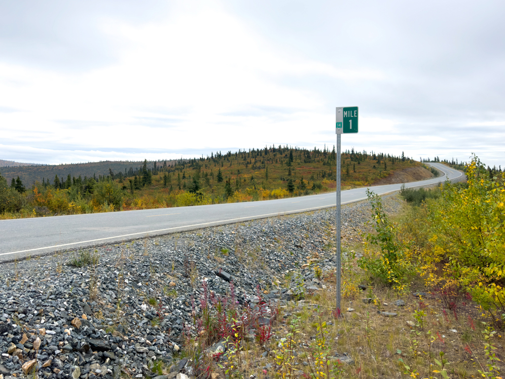 Meile 1 des Top of the World Highways - die ersten 23 km bis zur CAD/USA-Grenze sind perfekt asphaltiert