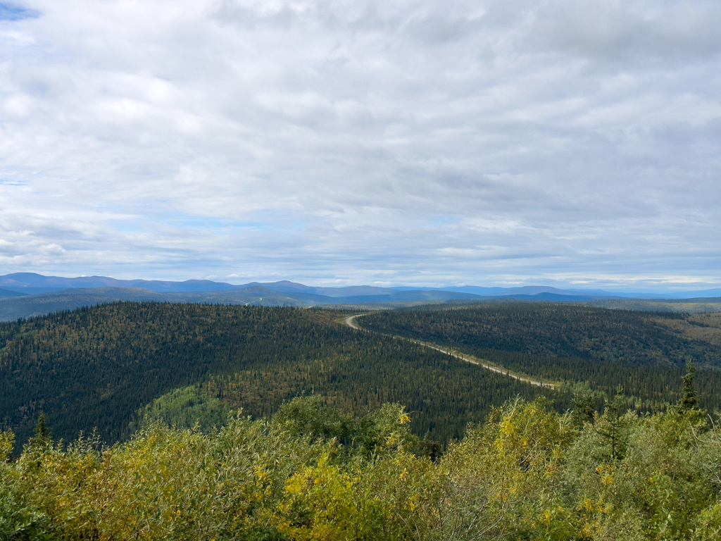 Die Gravel Road "Top of the World Highway" schlängelt sich durch die Landschaft