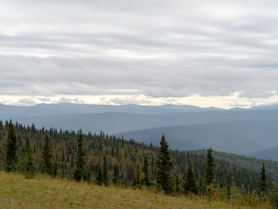 Der Föhn bläst immer noch über die Berge auf dem Top of the World Highway