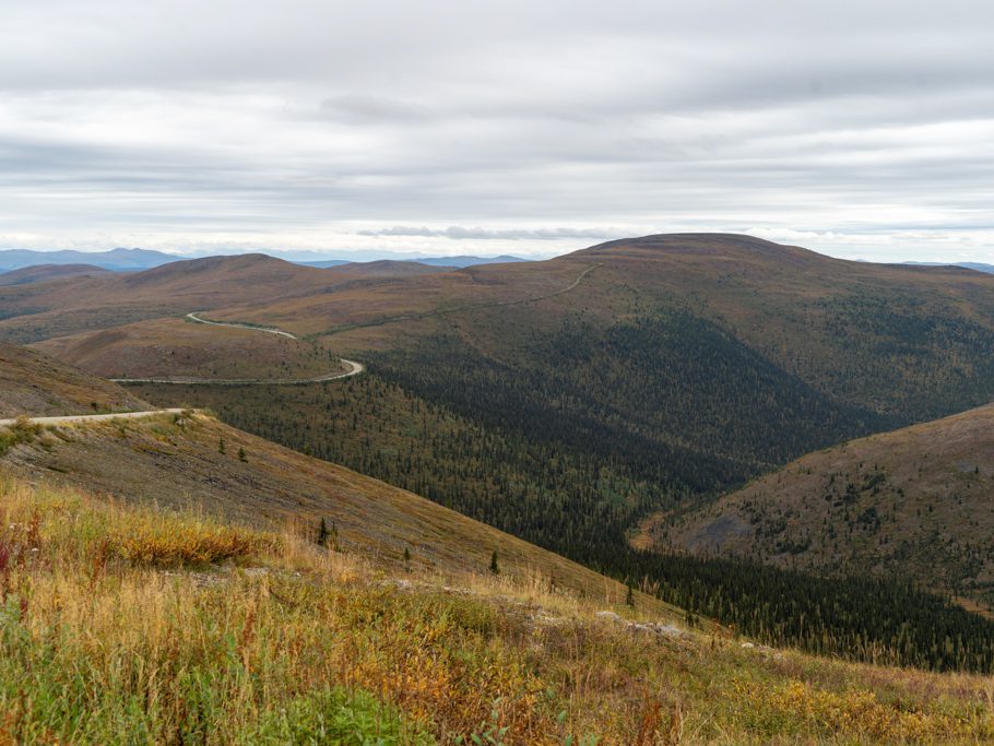 Nach der Grenze, wieder in Yukon, Kanada: Die Schotterstrasse Top of the World Highway