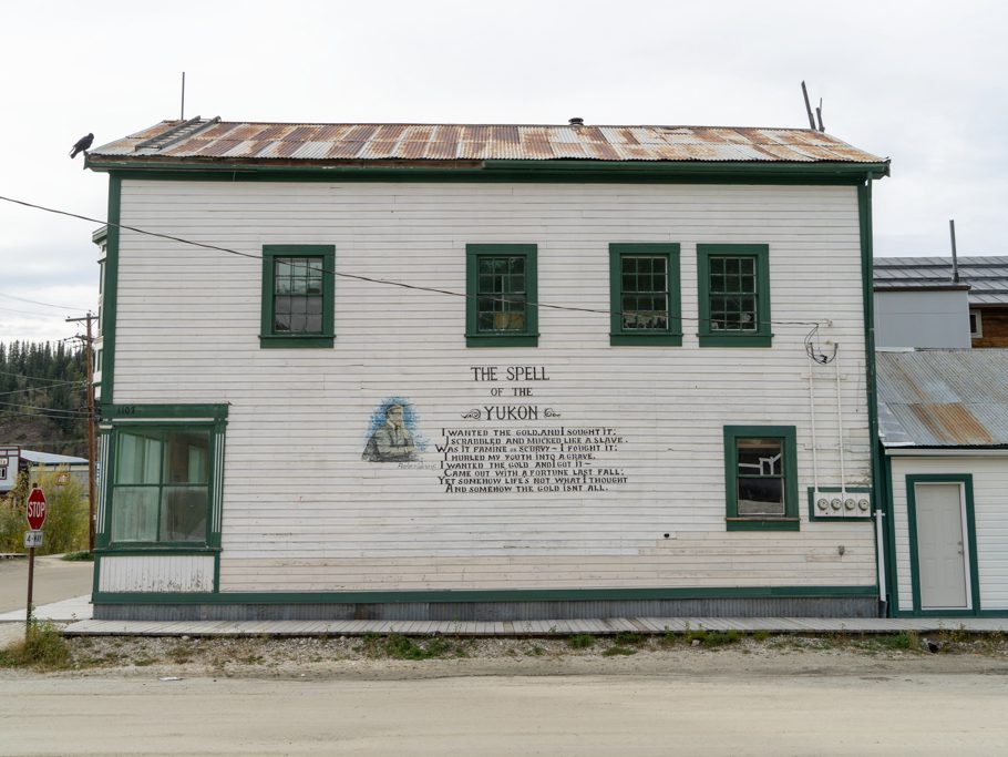 Philosophische Gedanken zum Gold Rush an einer Hausfassade in Dawson City