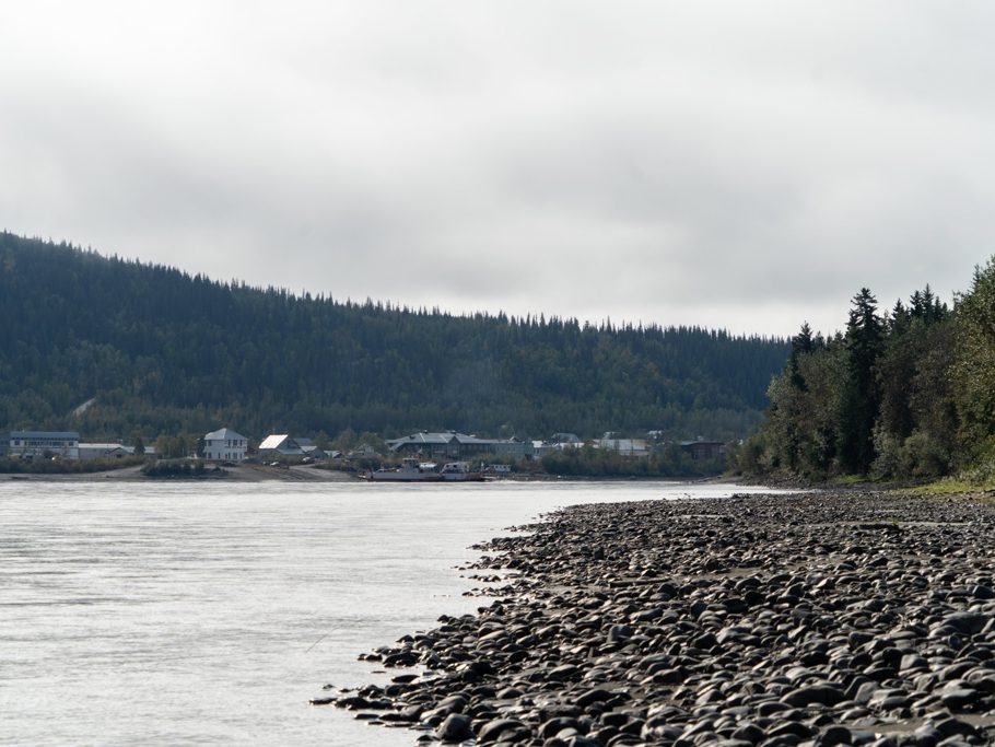 Yukon River und ein Teil von Dawson City