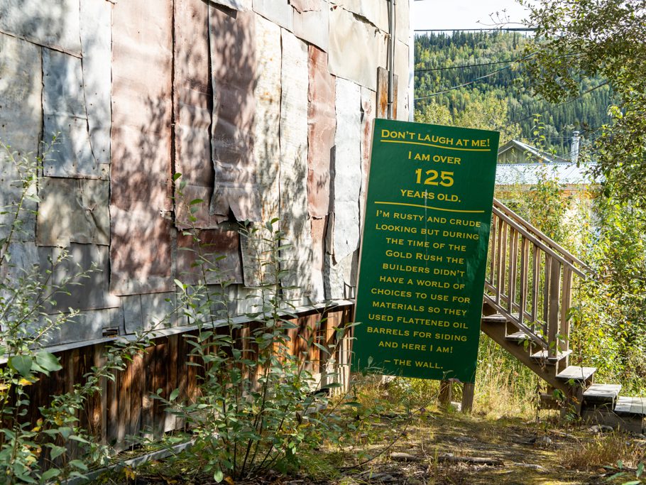 Erklärungen zu den Blechwänden an den Häusern