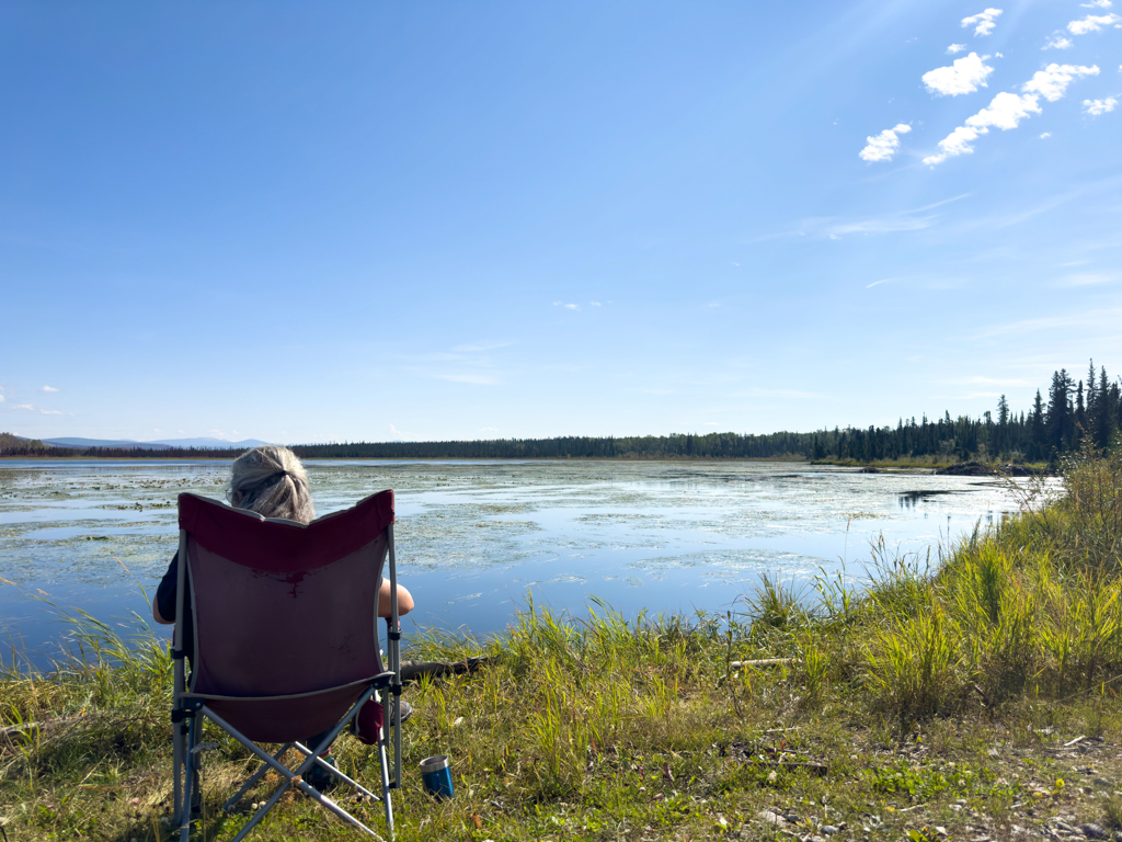 Ma geniesst die Sonne und Aussicht am Gravel Lake