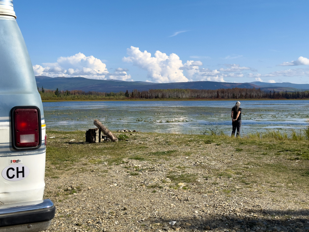 Jo hat einen tollen Rastplatz direkt am See entdeckt!