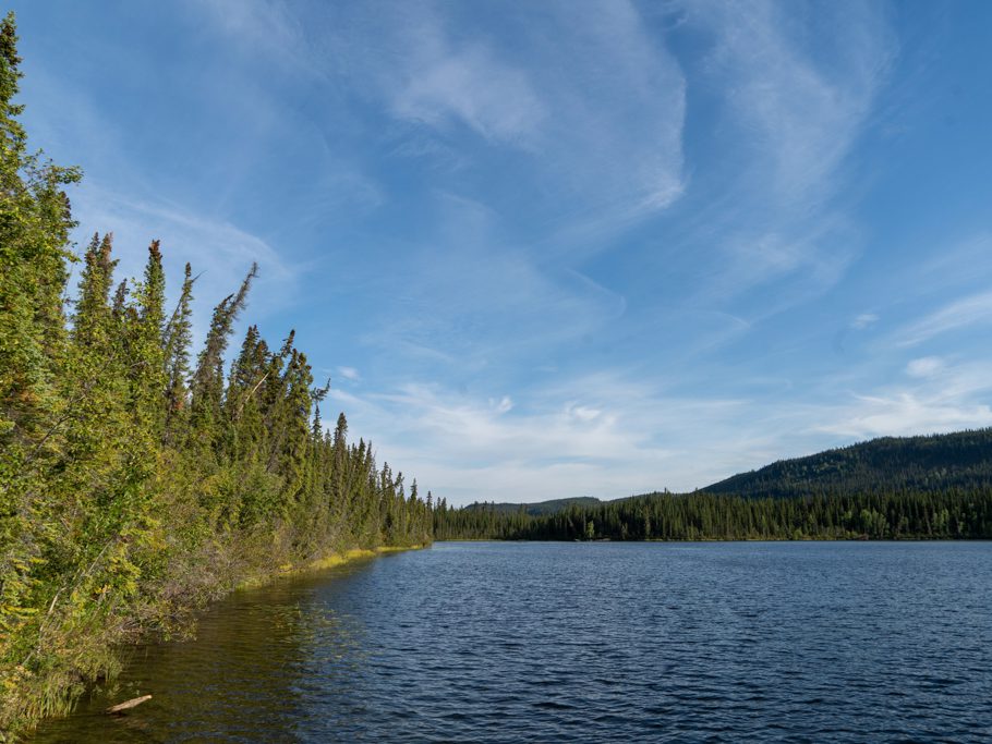 Tatchun Lake im Abendlicht