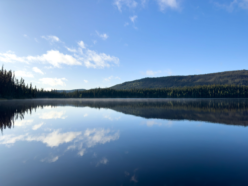 Spiegelnder Tatchun Lake am frühen Morgen