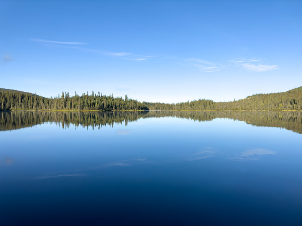 Tolle Spiegelungen am Tatchun Lake