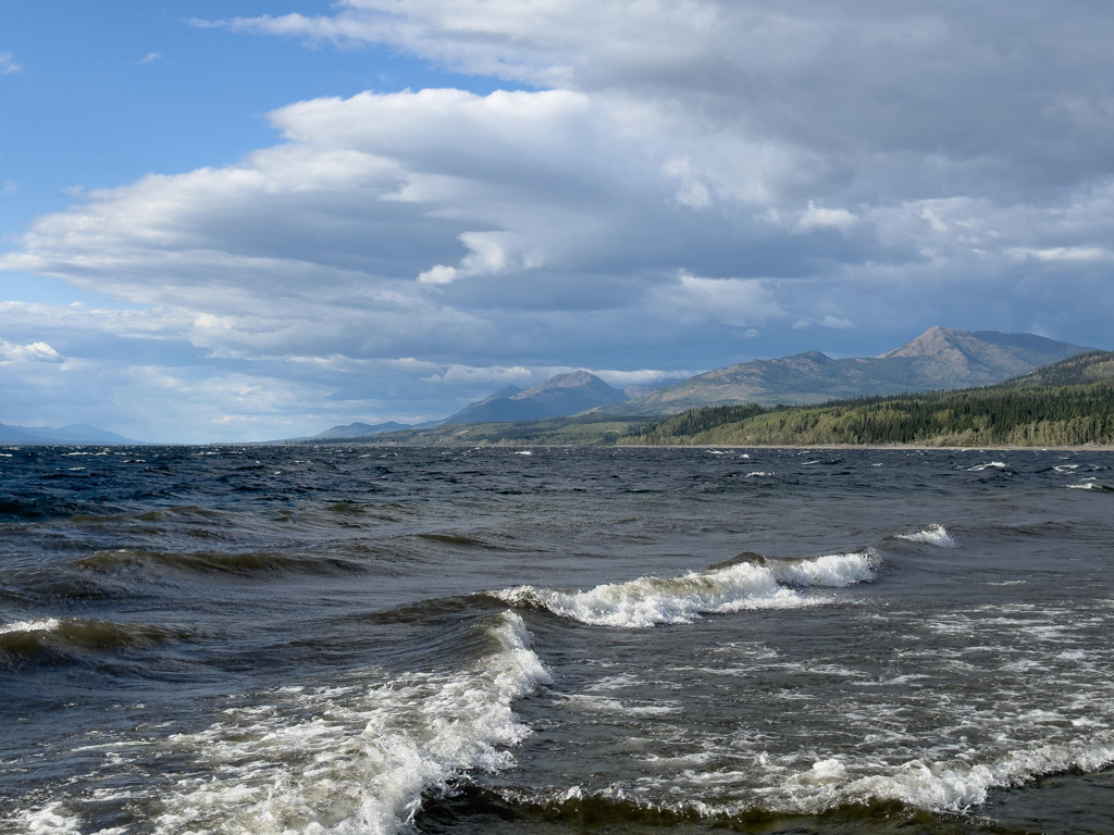 Der starke Wind macht grosse Wellen am Teslin Lake