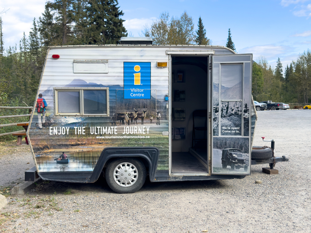 Klitzekleines, mobiles Visitor Center bei den Liard Hot Springs