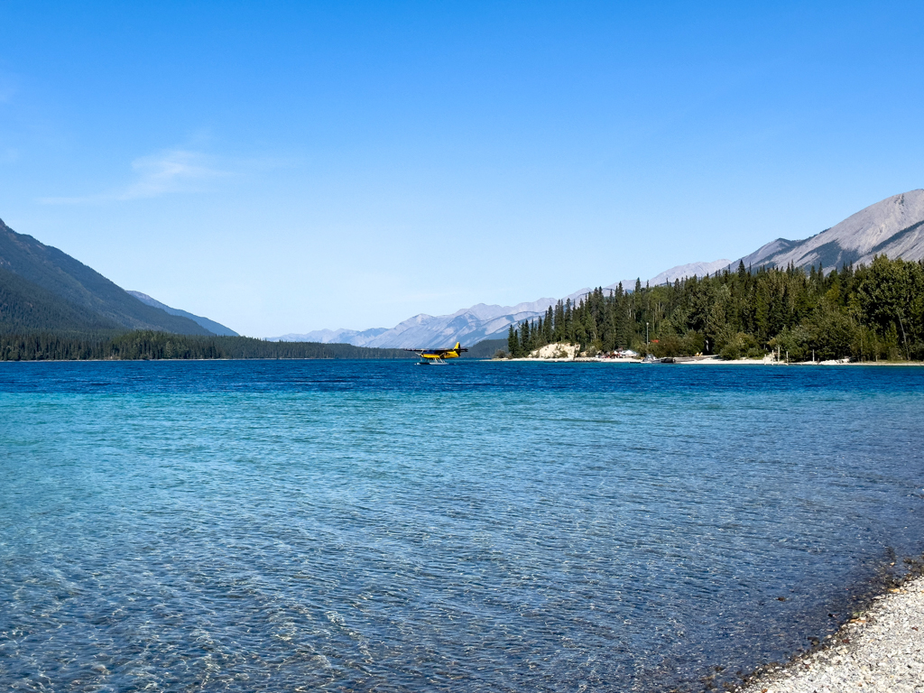 Das Wasserflugzeug der Lodge startet am Muncho Lake