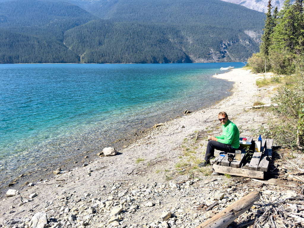 Jo beim Frühstück am Muncho Lake