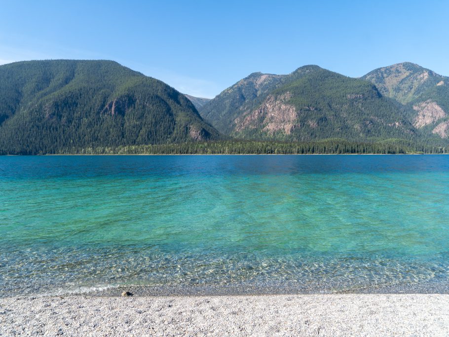 Türkisfarbener Muncho Lake mit weissem Kiesstrand