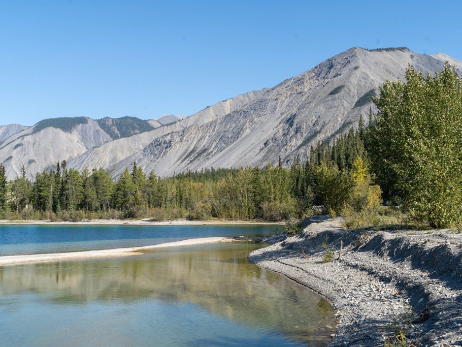 Muncho Lake und felsige Berge
