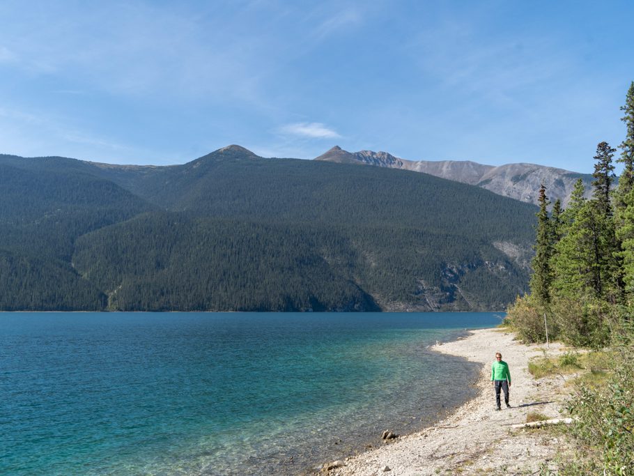 Jo am türkisfarbenen Muncho Lake